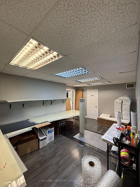 1260 Journey's End Circle Unit 5 — open workstation area