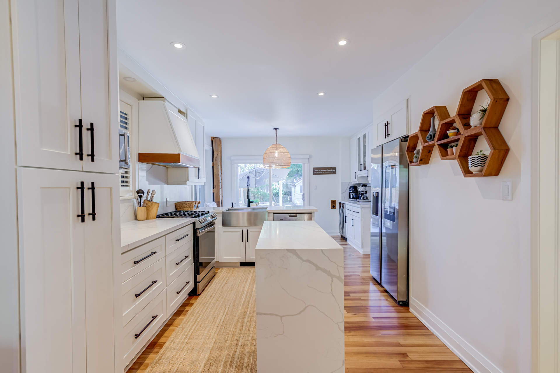 Kitchen breakfast nook with built-in bench